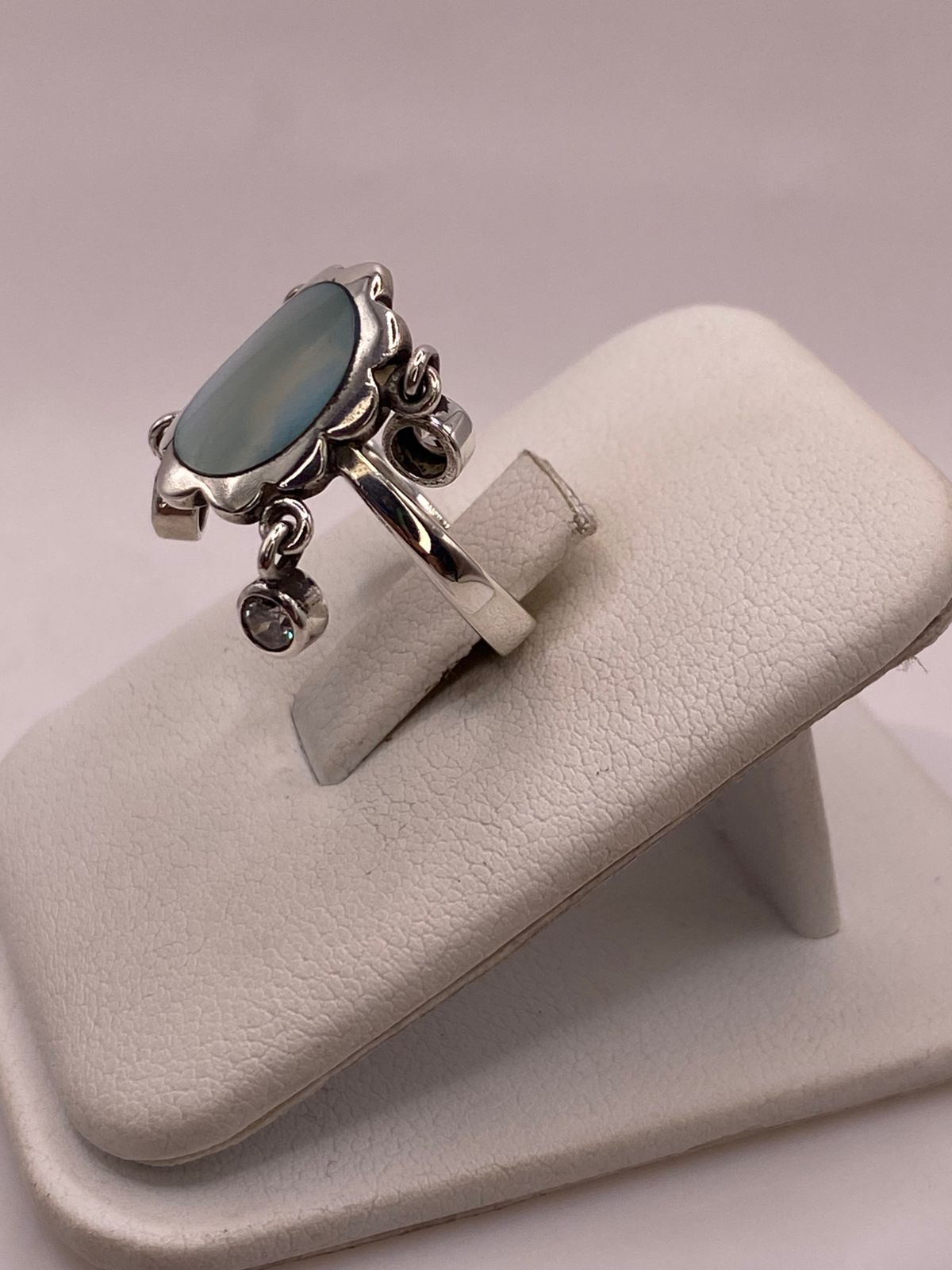 Anillo Artesanal de Plata Ley 925 con Nácar Natural, vista frontal