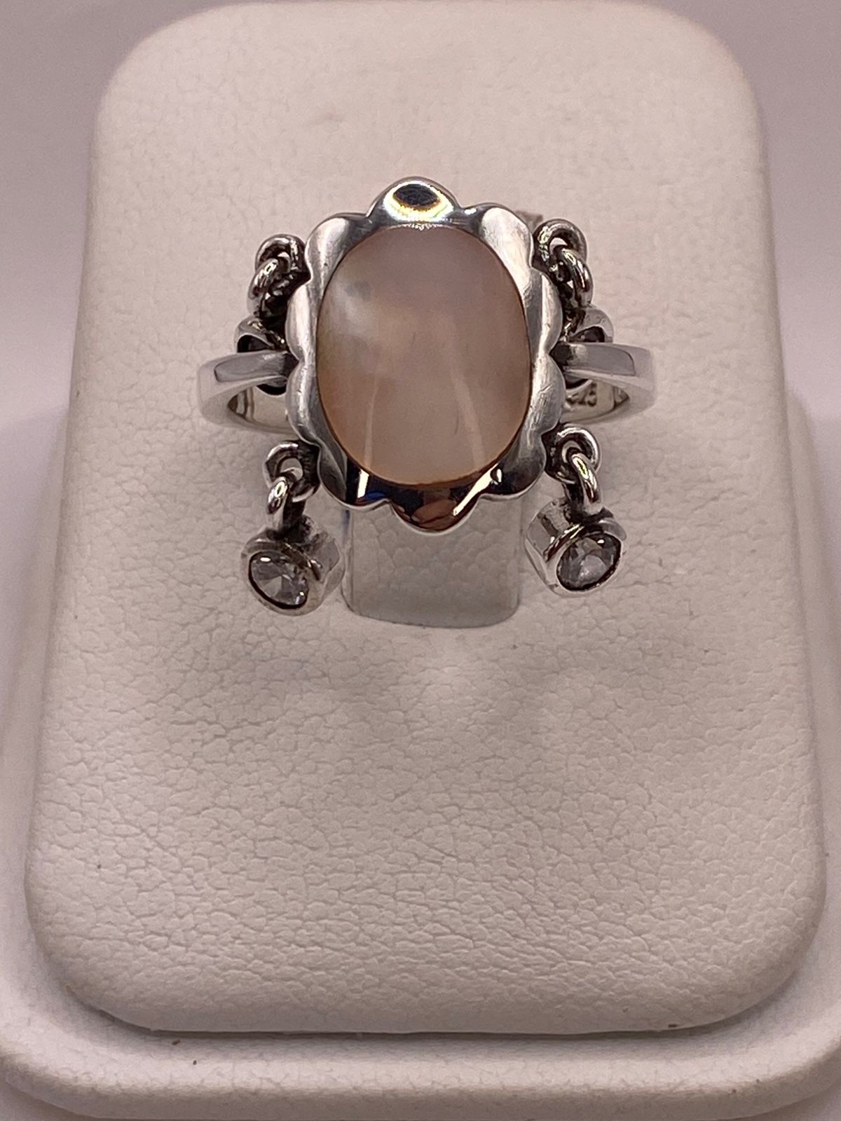 Anillo Artesanal de Plata Ley 925 con Nácar Natural, vista de detalle