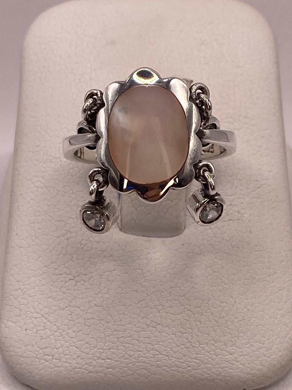 Anillo Artesanal de Plata Ley 925 con Nácar Natural en báscula mostrando peso