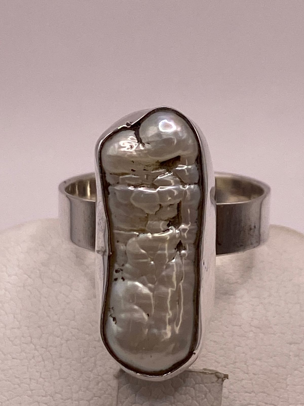 Anillo Artesanal de Plata Ley 925 con Nácar Natural, vista superior