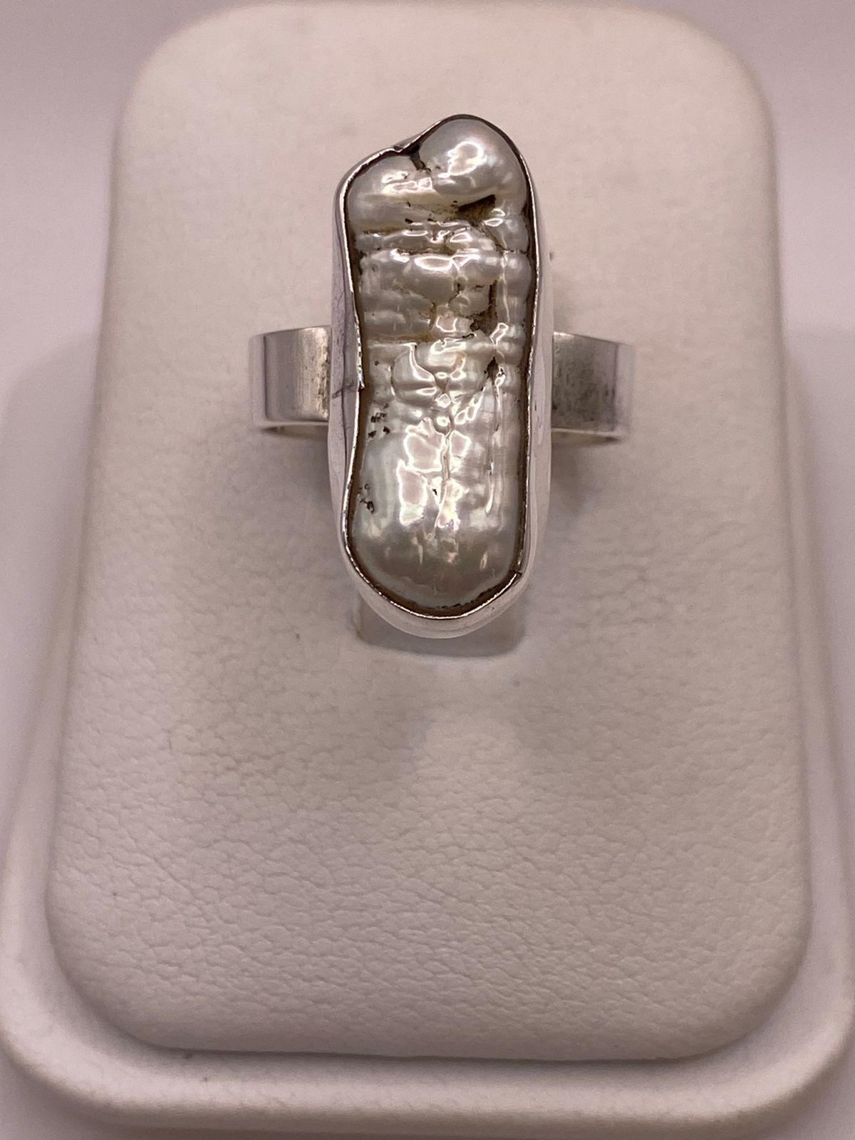 Anillo Artesanal de Plata Ley 925 con Nácar Natural en báscula mostrando peso