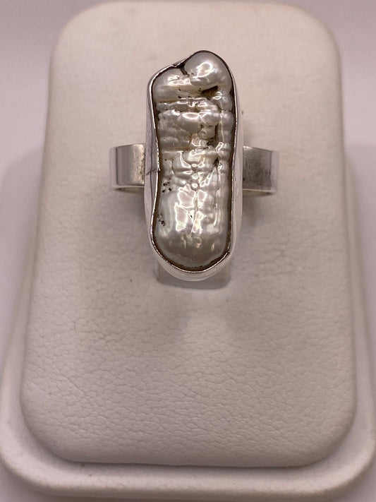Anillo Artesanal de Plata Ley 925 con Nácar Natural en báscula mostrando peso