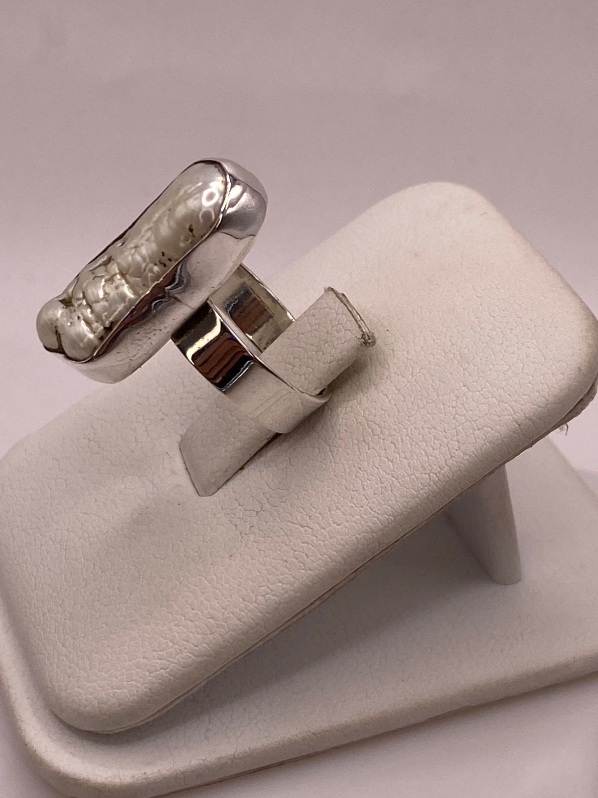 Anillo Artesanal de Plata Ley 925 con Nácar Natural, vista lateral