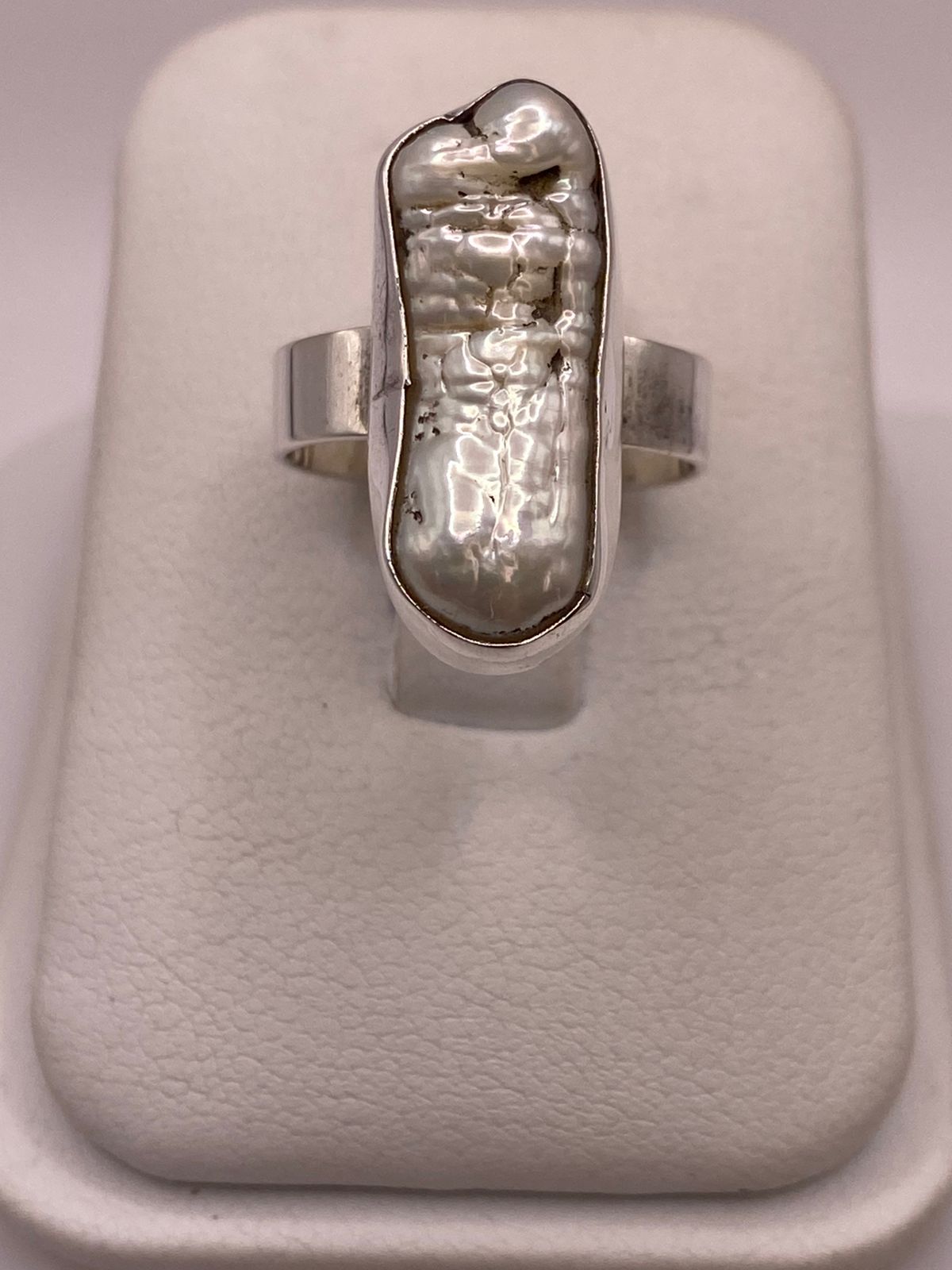 Anillo Artesanal de Plata Ley 925 con Nácar Natural, vista de detalle