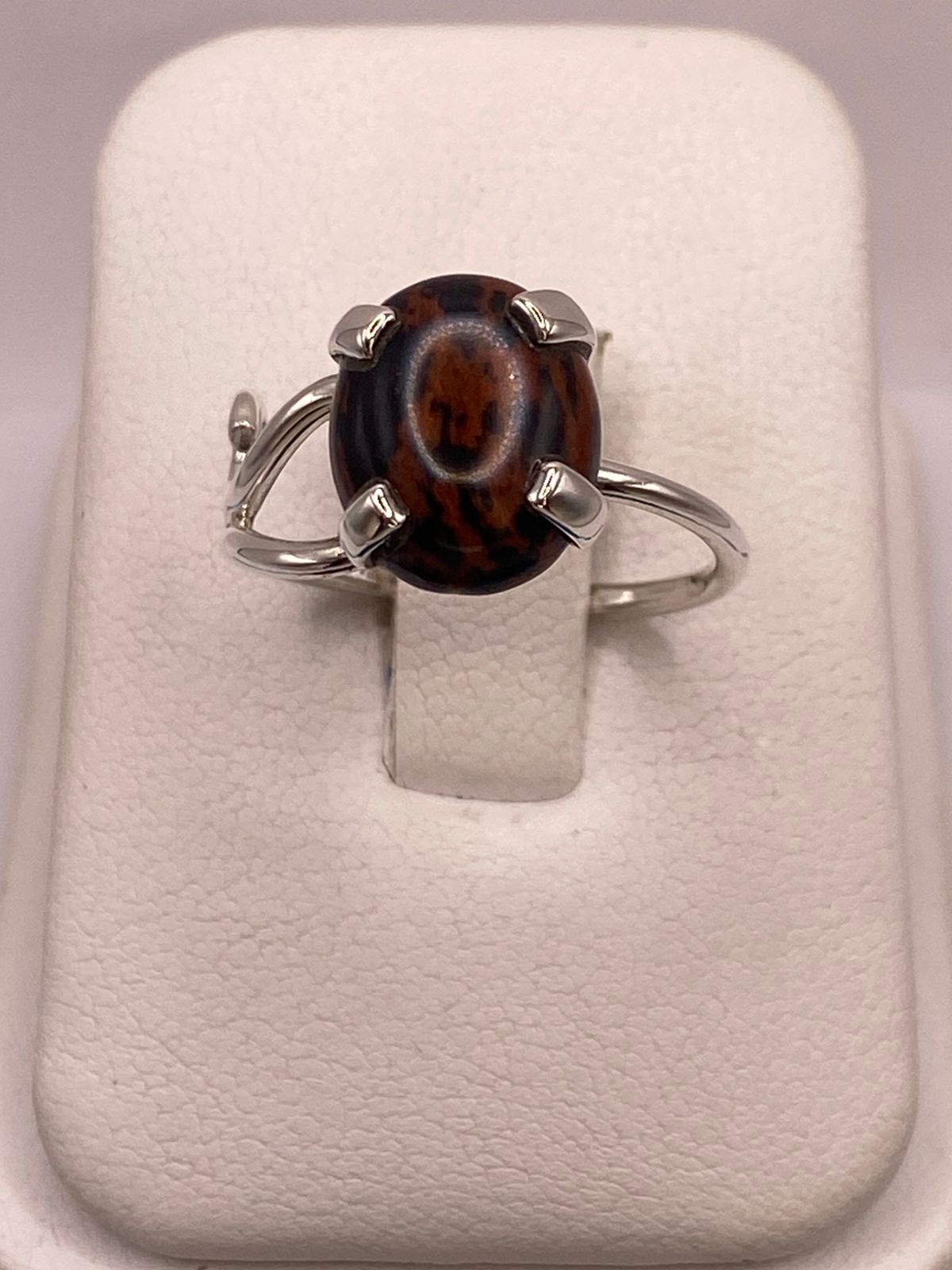 Anillo Artesanal de Plata Ley 925 con Obsidiana Caoba Natural — ángulo diagonal
