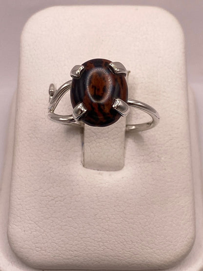 Anillo Artesanal de Plata Ley 925 con Obsidiana Caoba Natural — ángulo diagonal