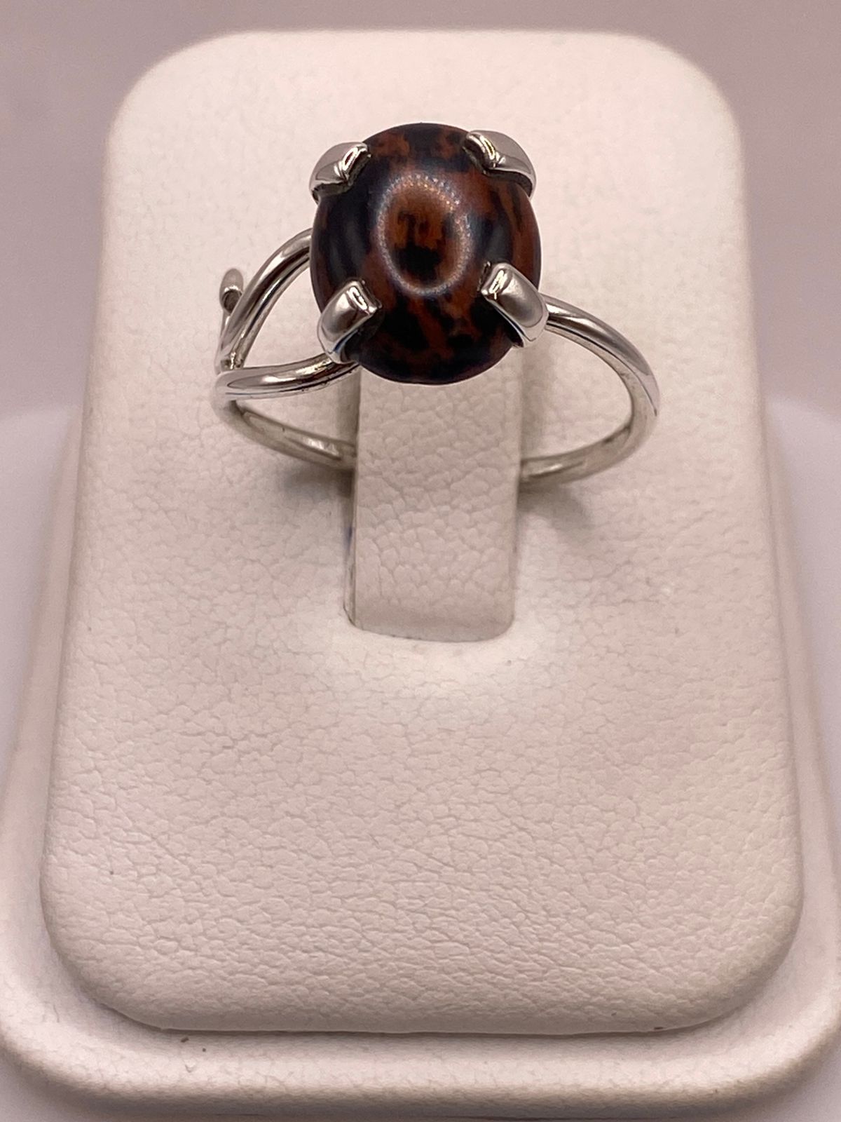 Anillo Artesanal de Plata Ley 925 con Obsidiana Caoba Natural, vista de detalle
