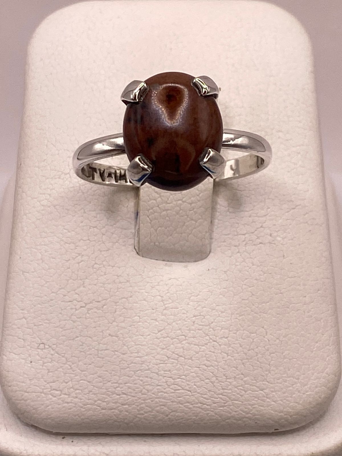 Anillo Artesanal de Plata Ley 925 con Obsidiana Caoba Natural, vista de detalle