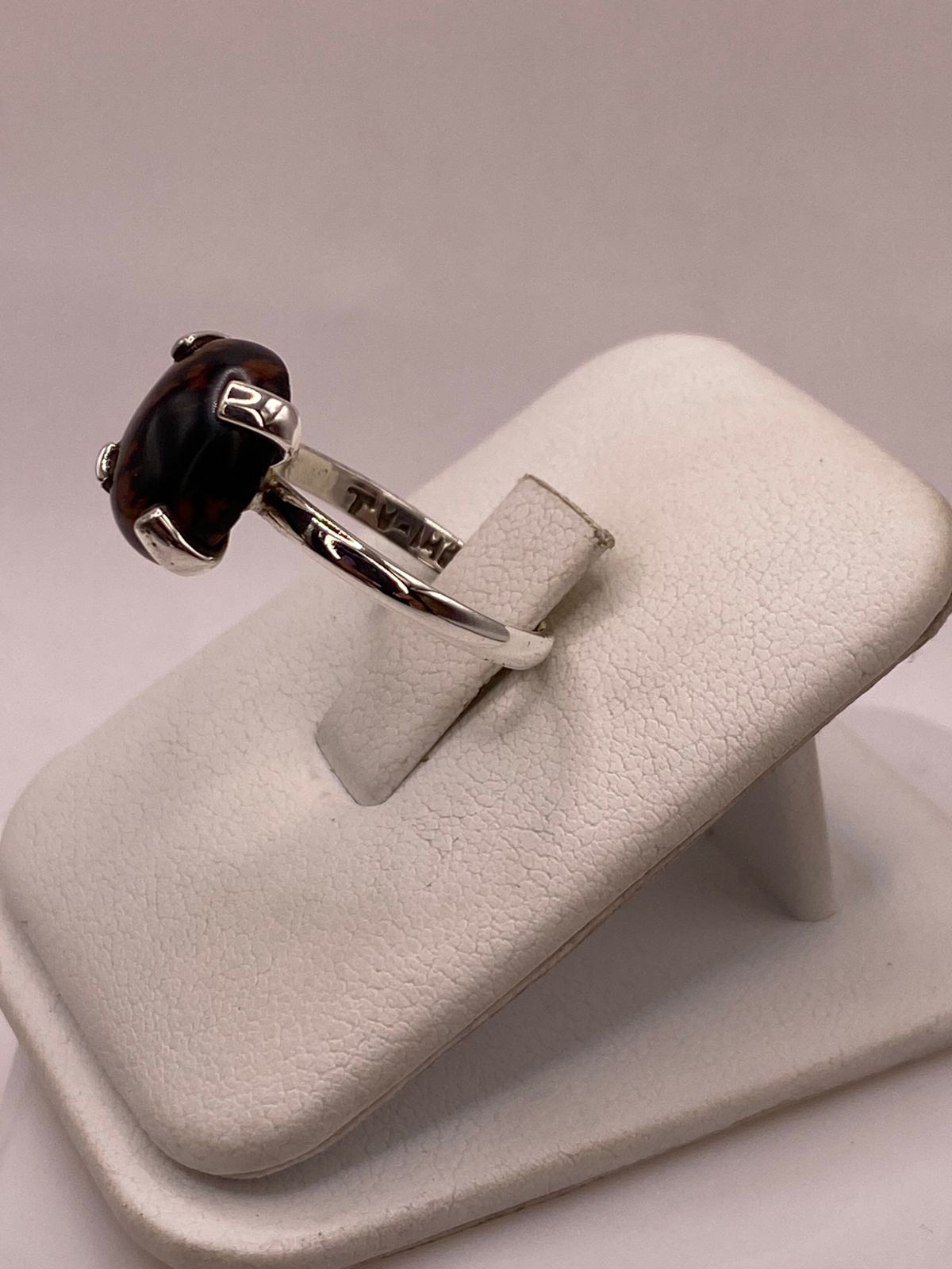 Anillo Artesanal de Plata Ley 925 con Ojo de Tigre Natural, vista lateral