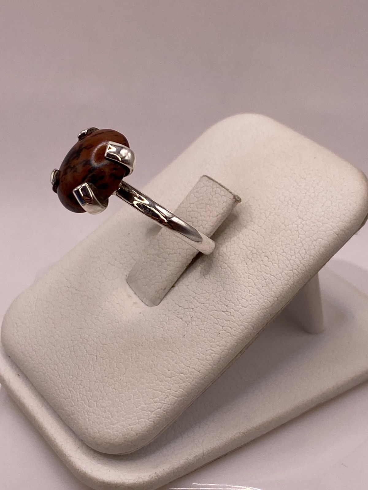 Anillo Artesanal de Plata Ley 925 con Ojo de Tigre Natural, vista lateral
