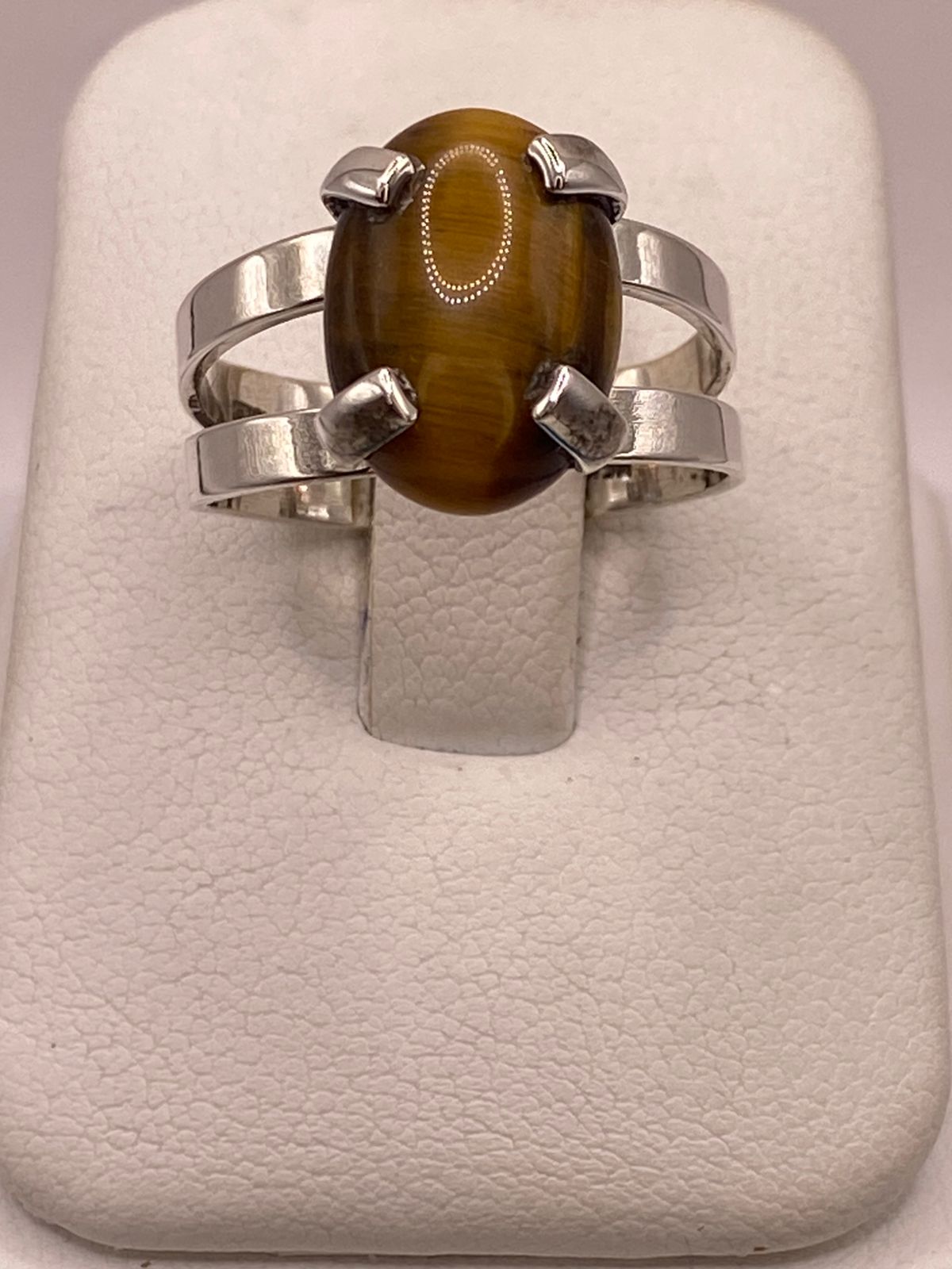 Anillo Artesanal de Plata Ley 925 con Ojo de Tigre Natural, vista frontal