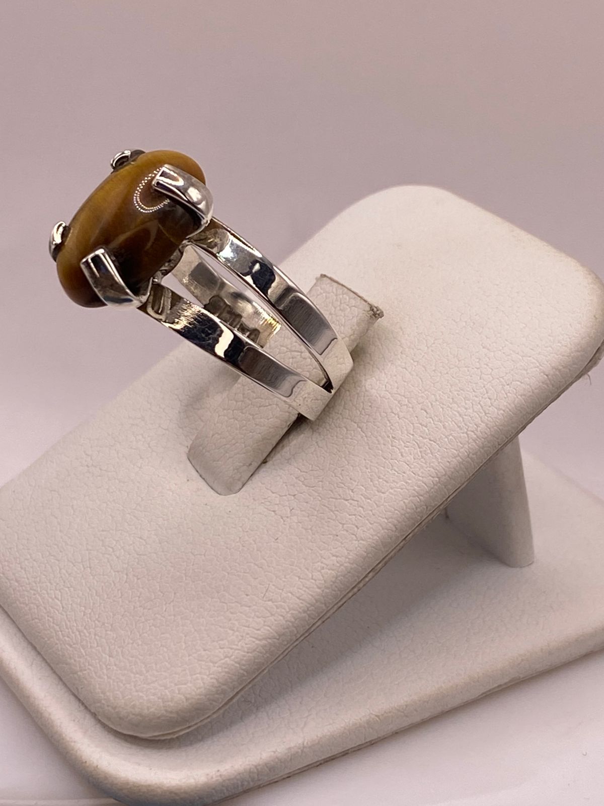Anillo Artesanal de Plata Ley 925 con Ojo de Tigre Natural, vista lateral