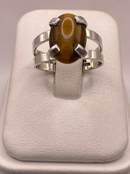 Anillo Artesanal de Plata Ley 925 con Ojo de Tigre Natural — ángulo diagonal