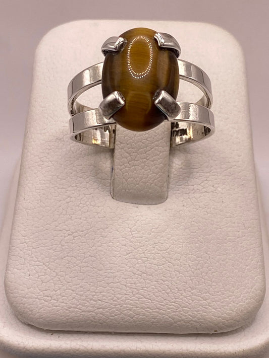 Anillo Artesanal de Plata Ley 925 con Ojo de Tigre Natural — ángulo diagonal