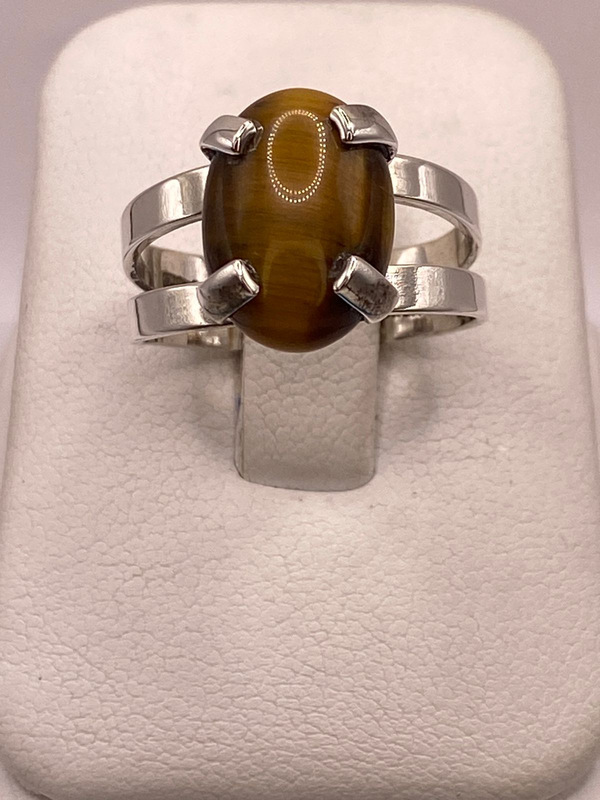 Anillo Artesanal de Plata Ley 925 con Ojo de Tigre Natural, vista de detalle
