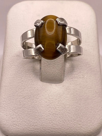 Anillo Artesanal de Plata Ley 925 con Ojo de Tigre Natural, vista de detalle