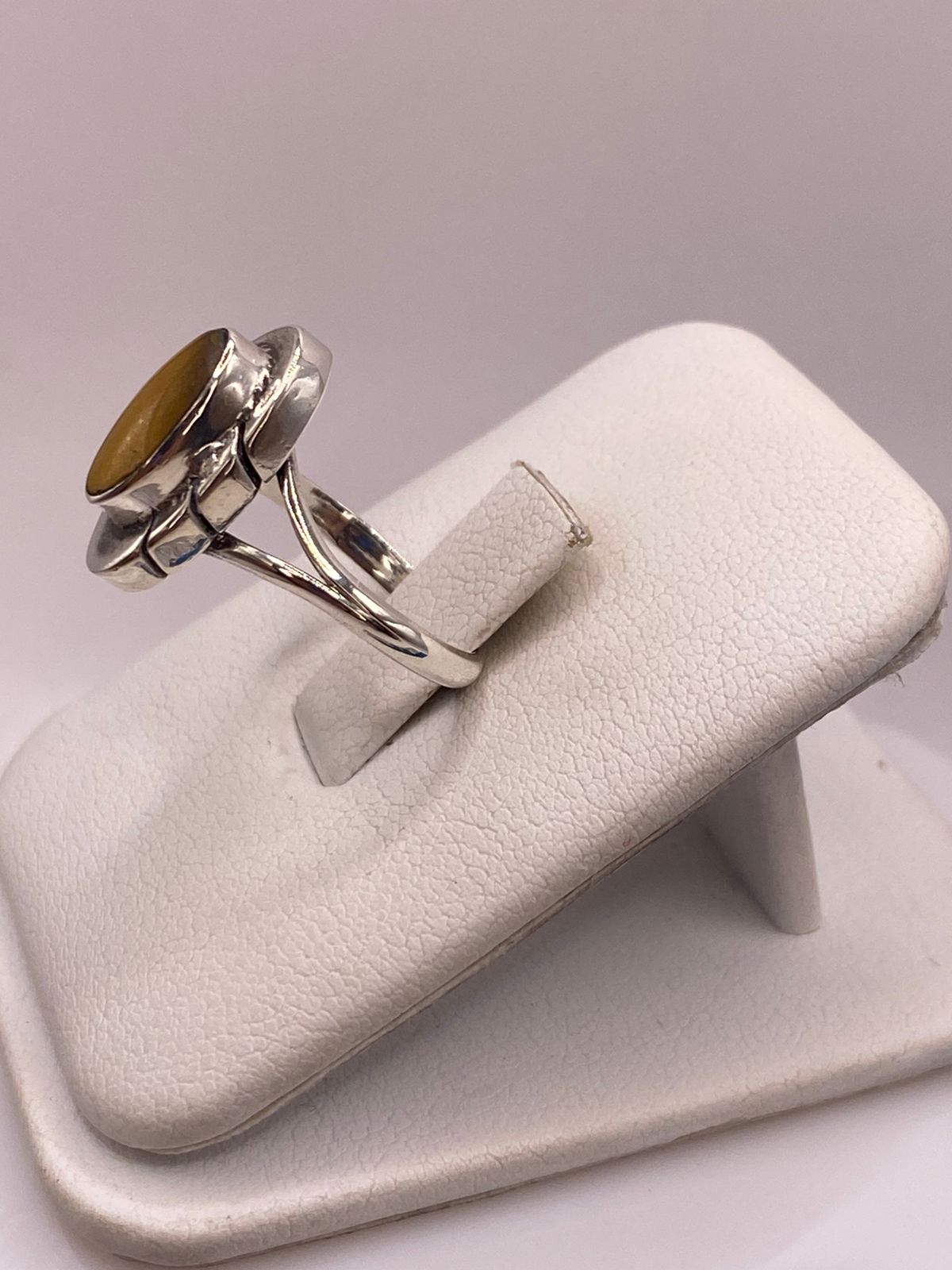 Anillo Artesanal de Plata Ley 925 con Ojo de Tigre Natural, vista lateral
