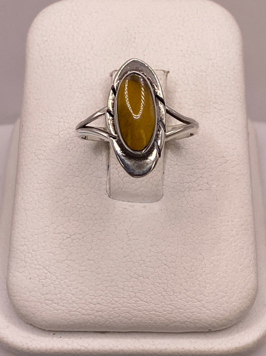 Anillo Artesanal de Plata Ley 925 con Ojo de Tigre Natural — ángulo diagonal