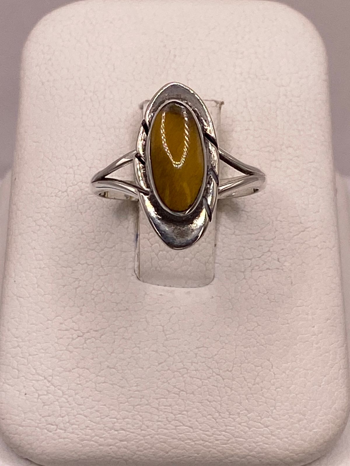 Anillo Artesanal de Plata Ley 925 con Ojo de Tigre Natural, vista frontal