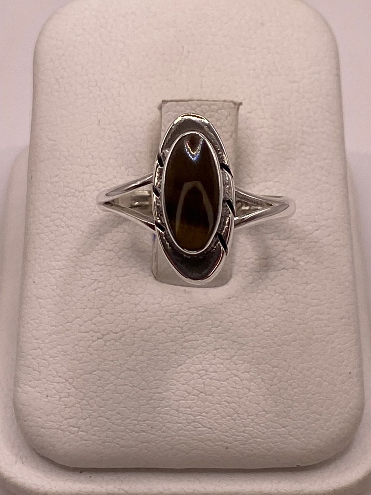 Anillo Artesanal de Plata Ley 925 con Ojo de Tigre Natural, vista frontal