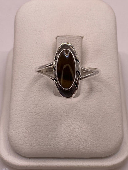 Anillo Artesanal de Plata Ley 925 con Ojo de Tigre Natural, vista lateral