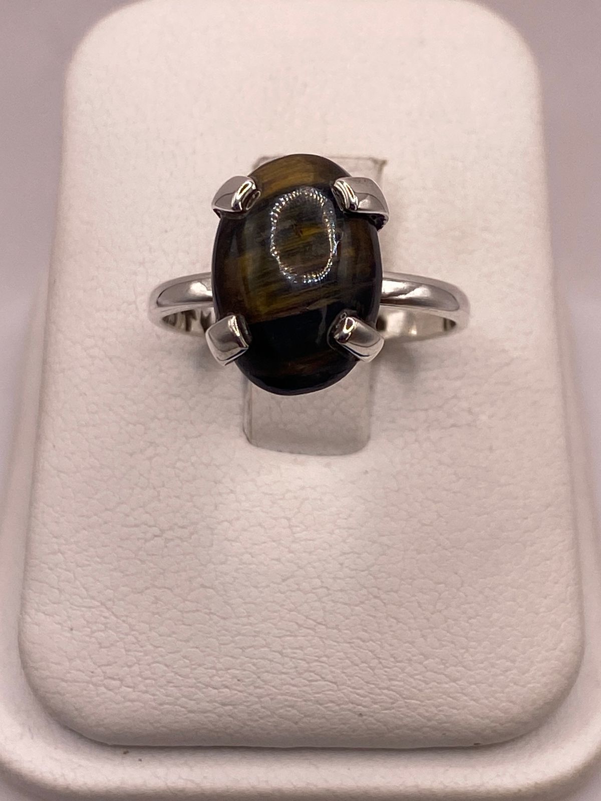 Anillo Artesanal de Plata Ley 925 con Ojo de Tigre Natural — ángulo diagonal