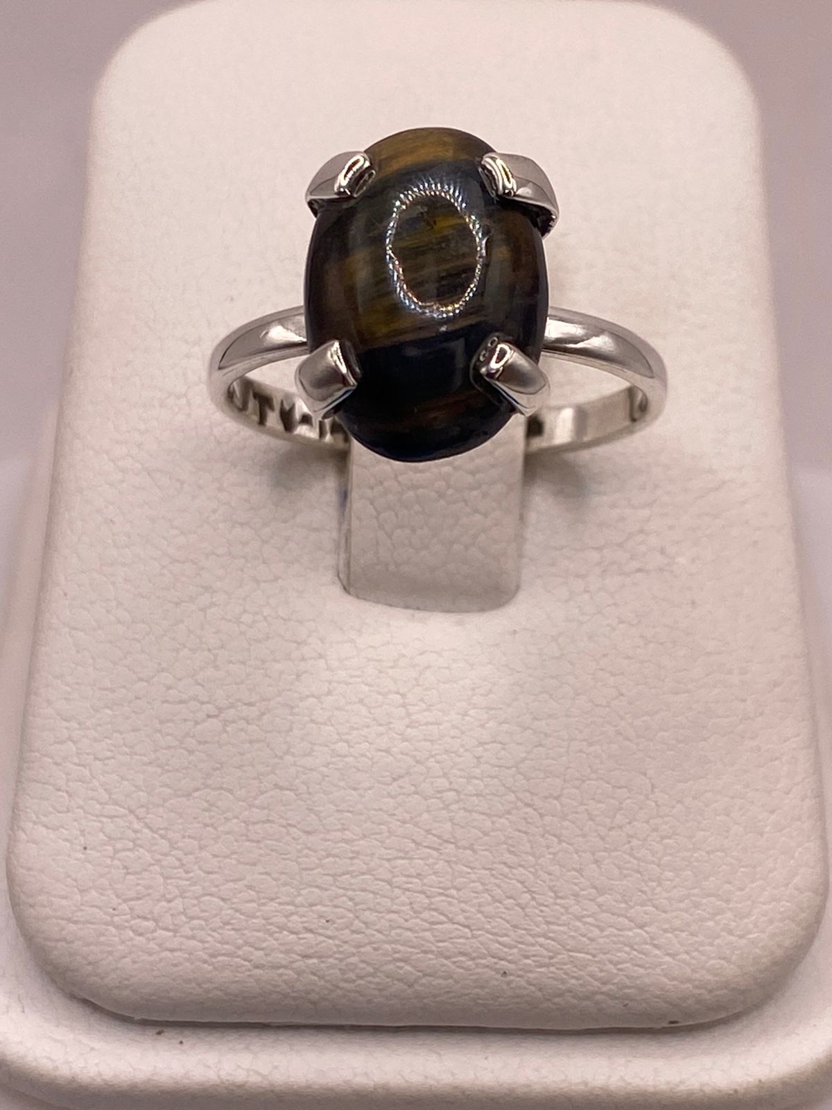 Anillo Artesanal de Plata Ley 925 con Ojo de Tigre Natural, vista de detalle
