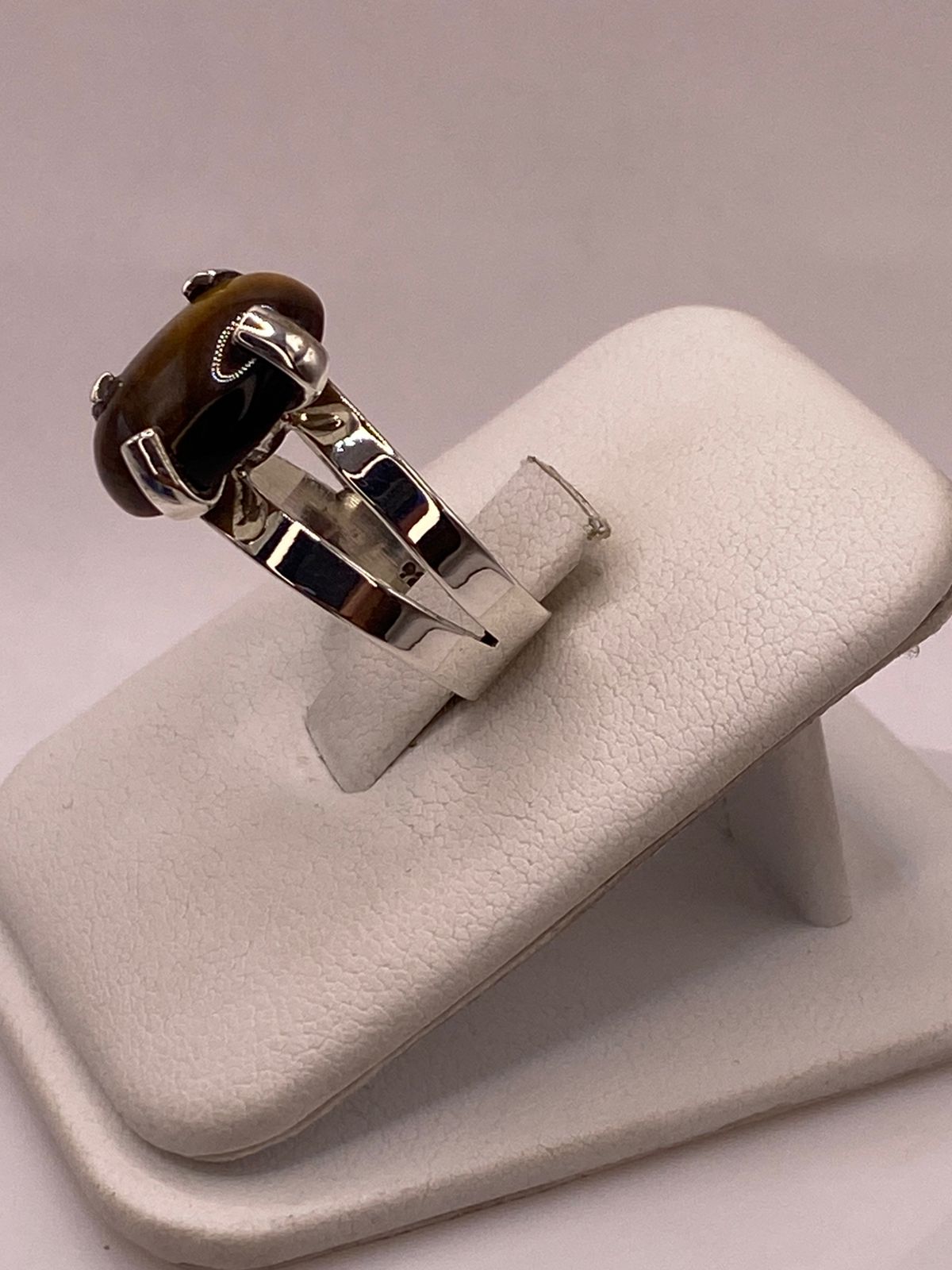 Anillo Artesanal de Plata Ley 925 con Ojo de Tigre Natural, vista de detalle