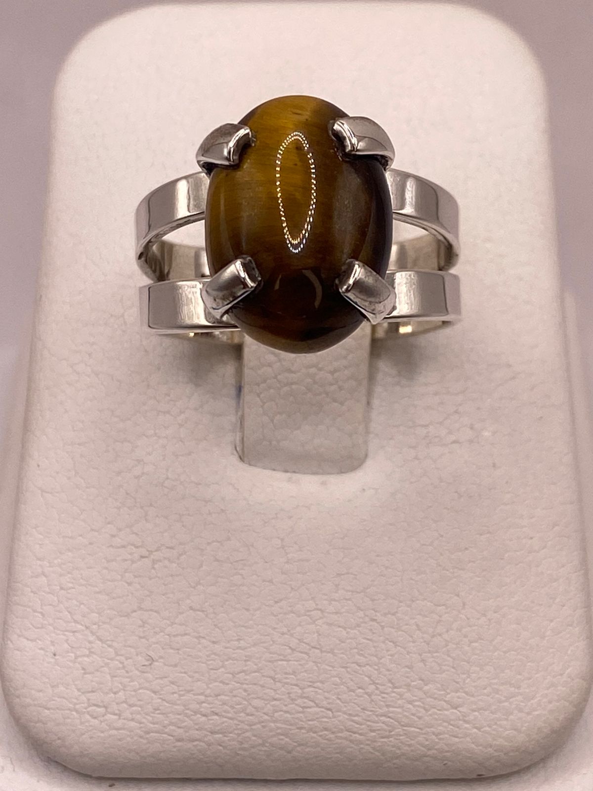 Anillo Artesanal de Plata Ley 925 con Ojo de Tigre Natural, vista frontal