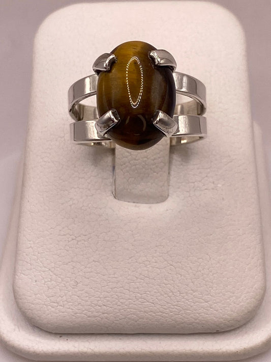 Anillo Artesanal de Plata Ley 925 con Ojo de Tigre Natural en báscula mostrando peso