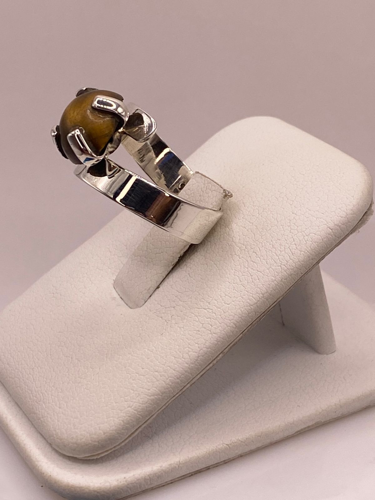 Anillo Artesanal de Plata Ley 925 con Ojo de Tigre Natural, vista lateral