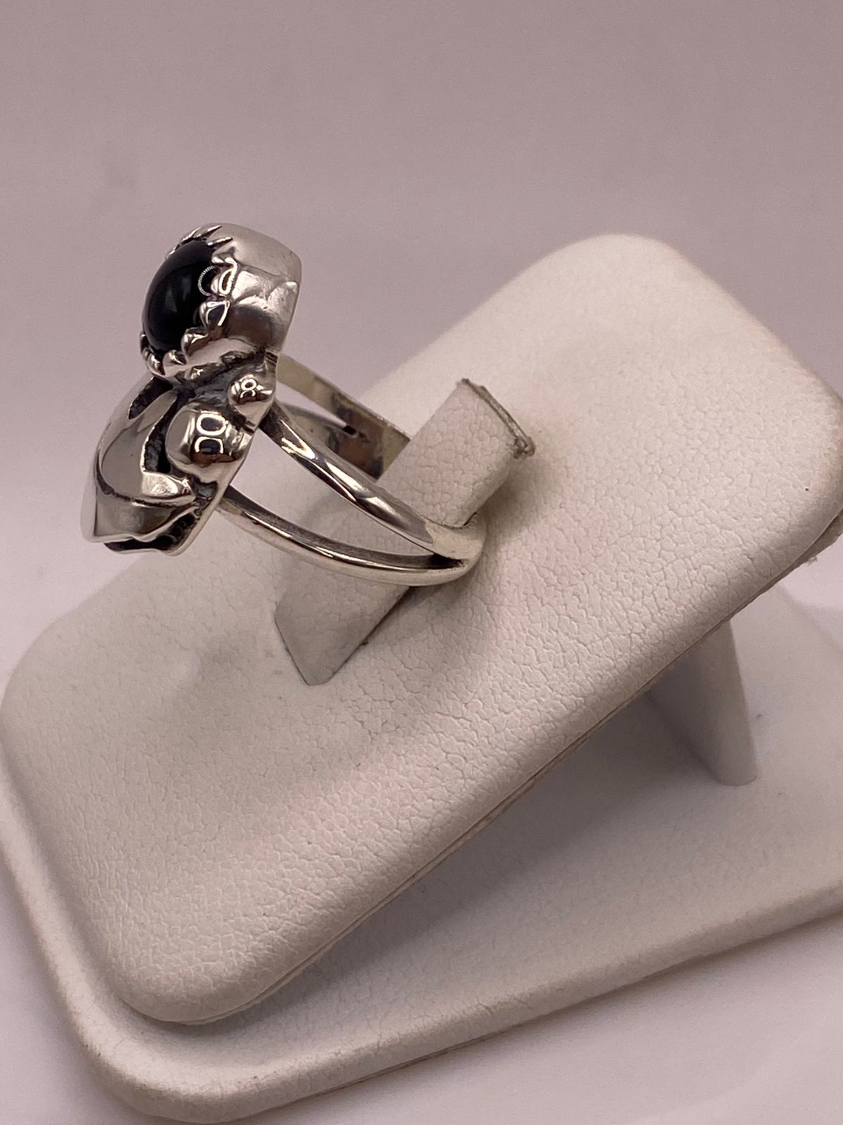 Anillo Artesanal de Plata Ley 925 con Ónix, vista lateral