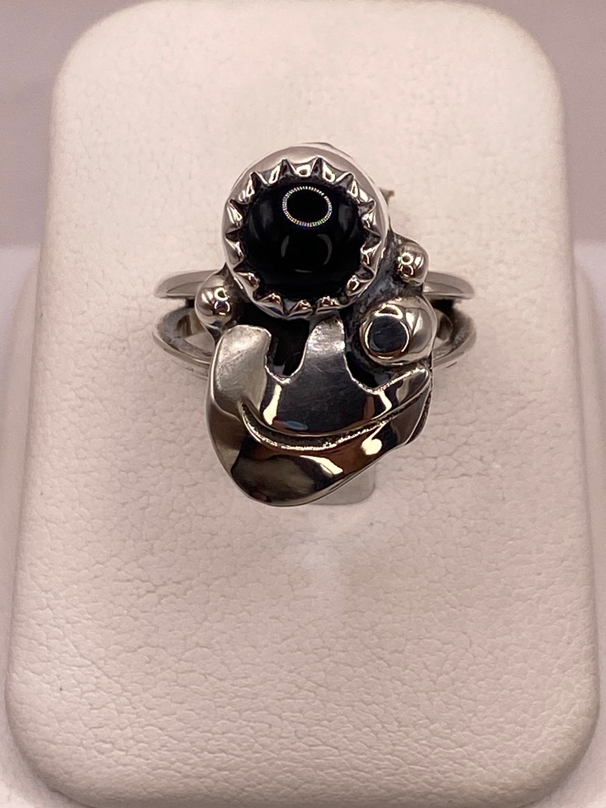Anillo Artesanal de Plata Ley 925 con Ónix en báscula mostrando peso