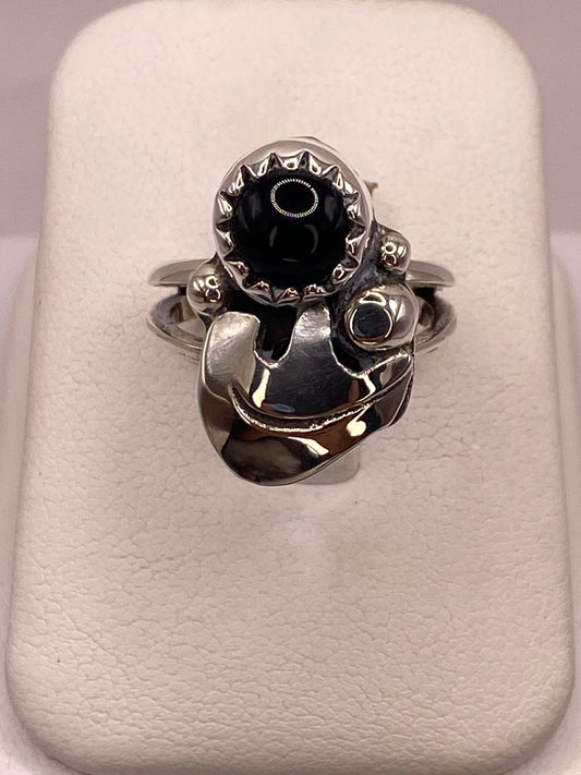 Anillo Artesanal de Plata Ley 925 con Ónix en báscula mostrando peso