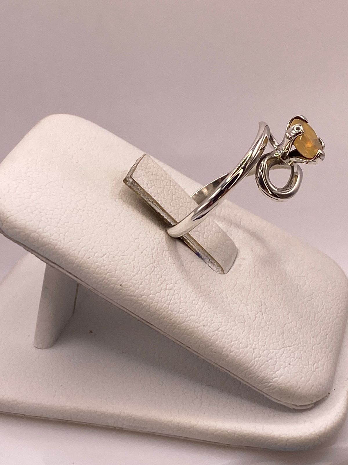 Anillo Artesanal de Plata Ley 925 con Ópalo Amarillo Natural, vista lateral