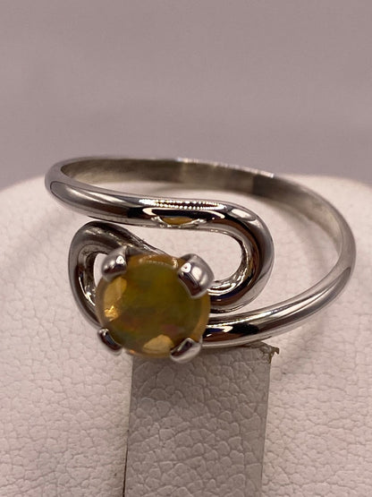 Anillo Artesanal de Plata Ley 925 con Ópalo Amarillo Natural, vista posterior