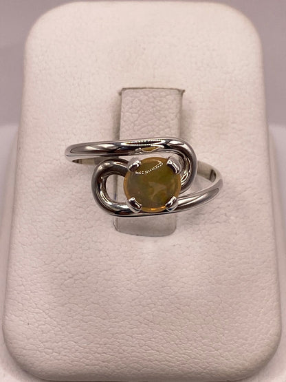 Anillo Artesanal de Plata Ley 925 con Ópalo Amarillo Natural, vista frontal