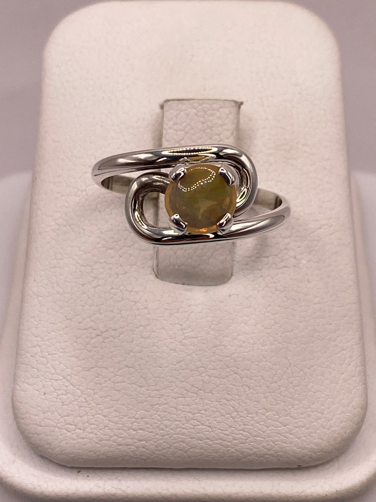 Anillo Artesanal de Plata Ley 925 con Ópalo Amarillo Natural — detalle de acabado