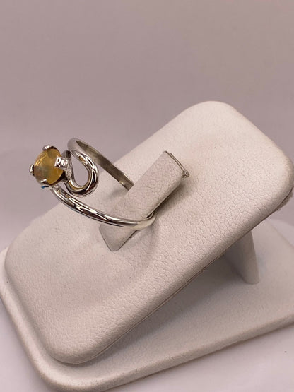 Anillo Artesanal de Plata Ley 925 con Ópalo Amarillo Natural, vista de detalle