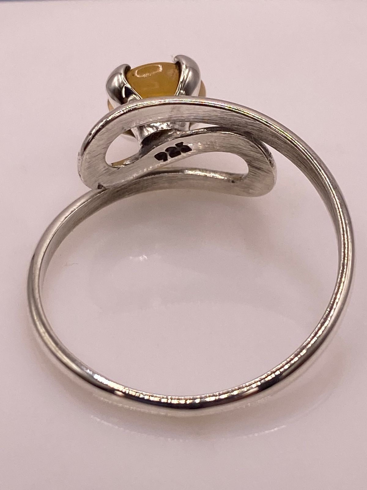 Anillo Artesanal de Plata Ley 925 con Ópalo Amarillo Natural, sello de autenticidad Plata Ley .925