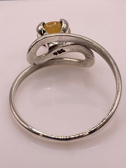 Anillo Artesanal de Plata Ley 925 con Ópalo Amarillo Natural, sello de autenticidad Plata Ley .925