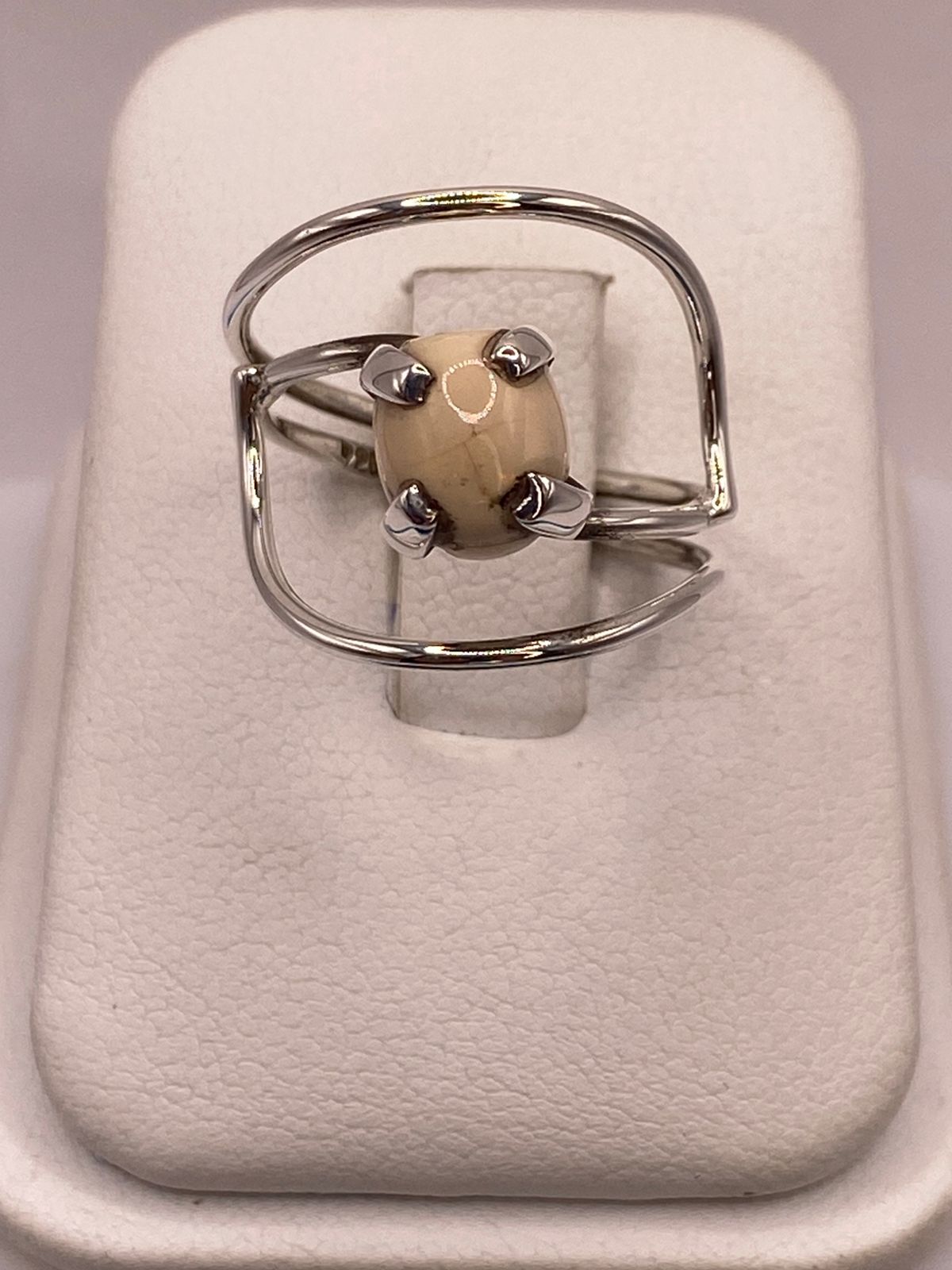 Anillo Artesanal de Plata Ley 925 con Ópalo Claro Natural — ángulo diagonal