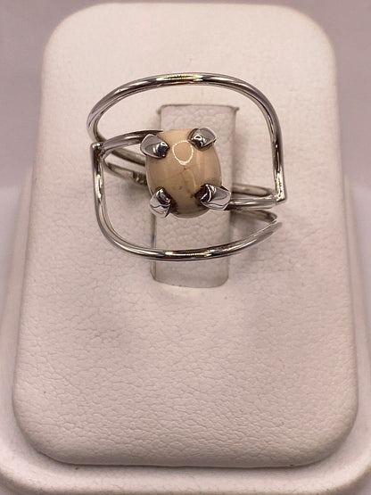 Anillo Artesanal de Plata Ley 925 con Ópalo Claro Natural — ángulo diagonal