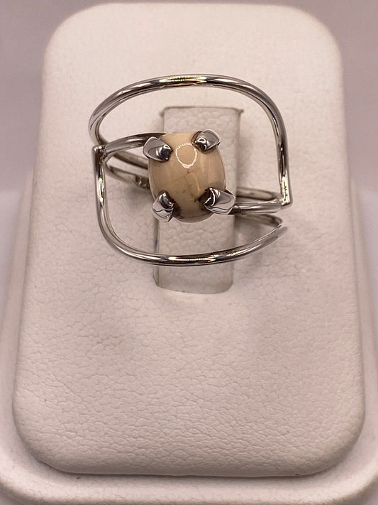 Anillo Artesanal de Plata Ley 925 con Ópalo Claro Natural — ángulo diagonal