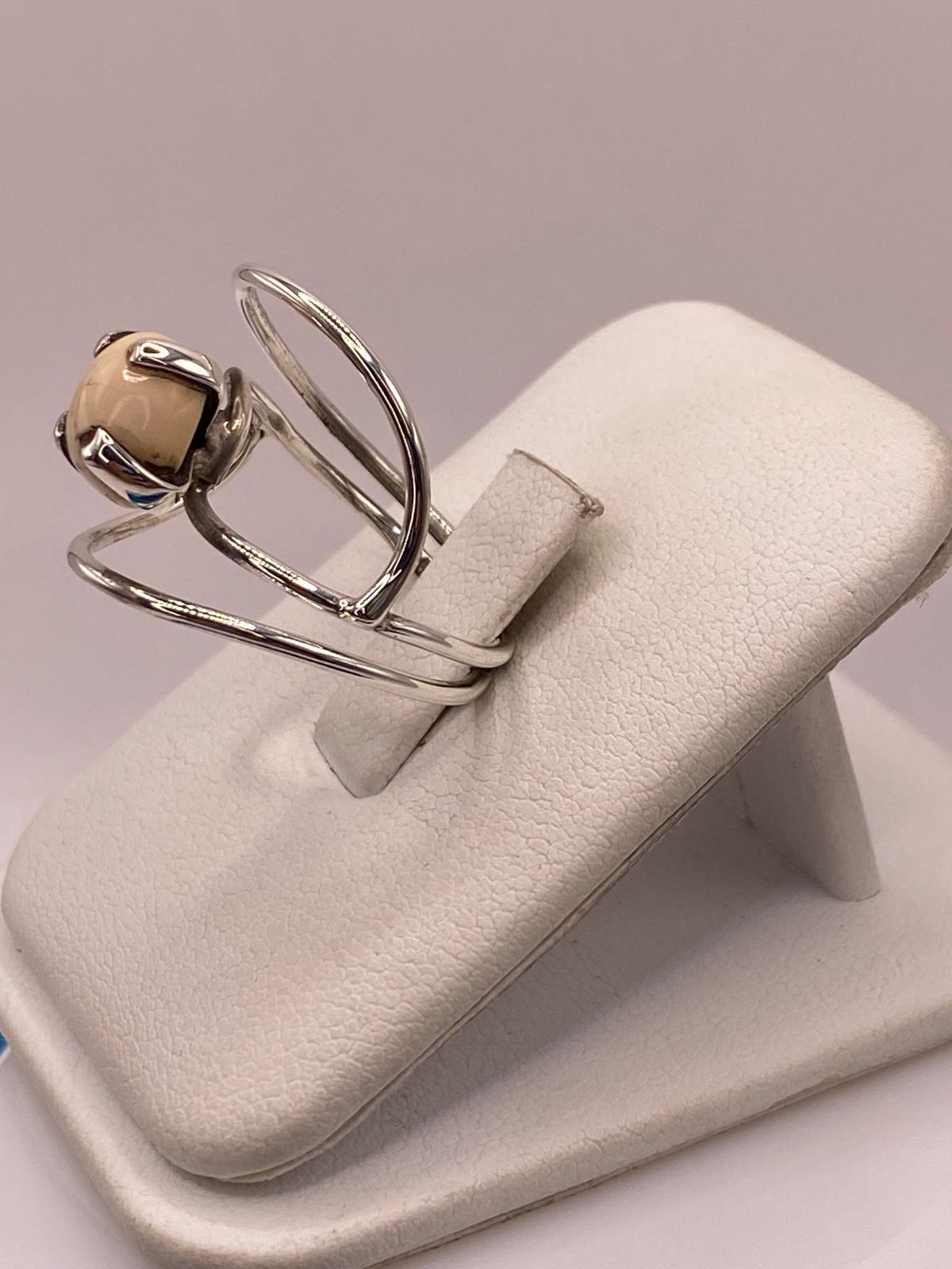 Anillo Artesanal de Plata Ley 925 con Ópalo Claro Natural, vista frontal