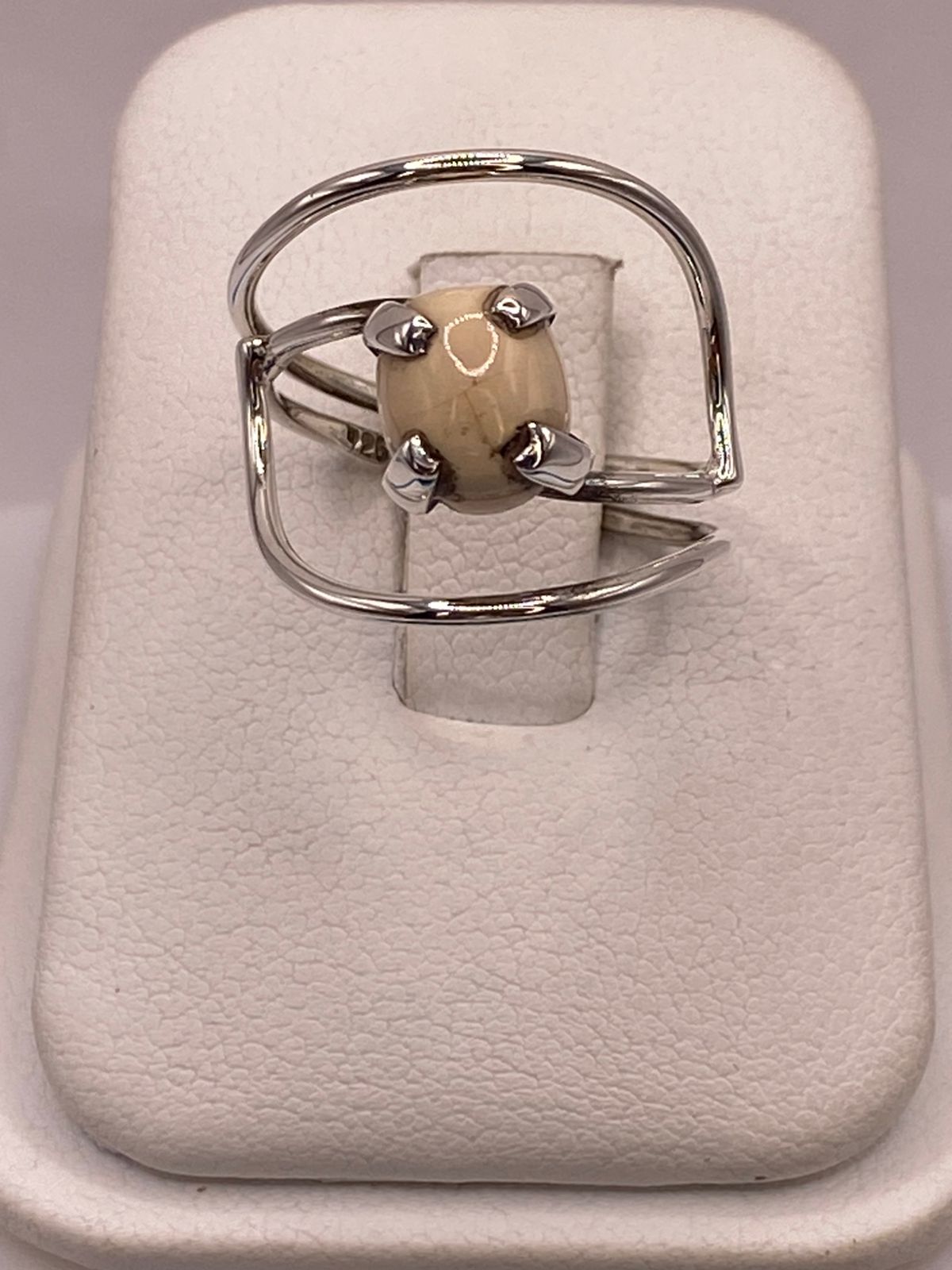 Anillo Artesanal de Plata Ley 925 con Ópalo Claro Natural, vista de detalle