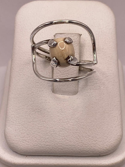 Anillo Artesanal de Plata Ley 925 con Ópalo Claro Natural, vista de detalle
