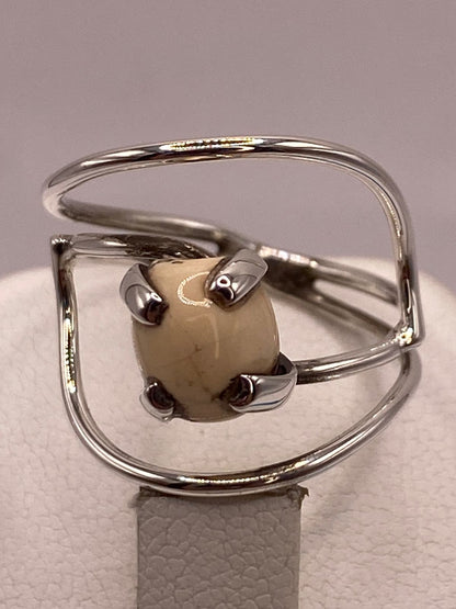 Anillo Artesanal de Plata Ley 925 con Ópalo Claro Natural, sello de autenticidad Plata Ley .925
