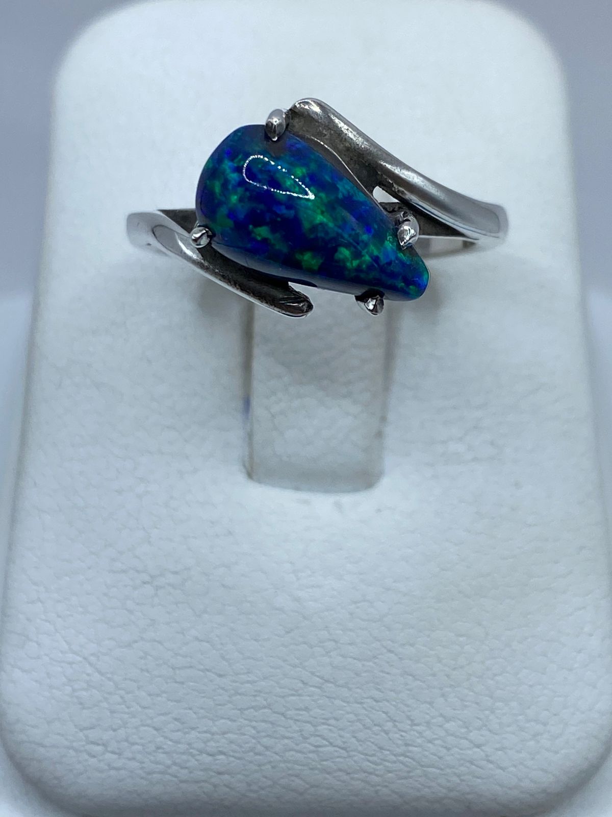 Anillo Artesanal de Plata Ley 925 con Ópalo de Fuego Azul en báscula mostrando peso