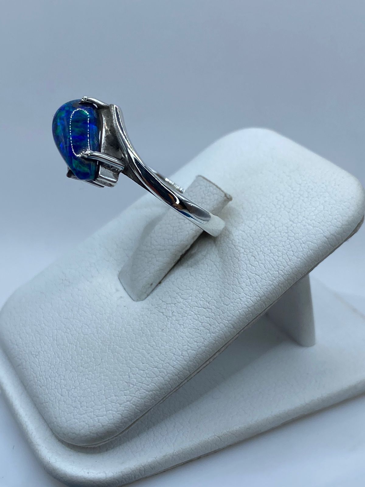 Anillo Artesanal de Plata Ley 925 con Ópalo de Fuego Azul, vista lateral